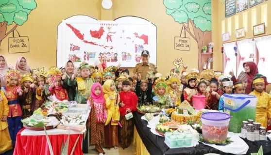 Perayaan P5, Wabup H.Syamsuddin Uti Ikuti Tarian Bersama Siswa-siswi SD Negeri 032 Tembilahan. 
