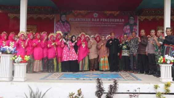 Bupati Inhil  menghadiri pelantikan dan pengukuhan pengurus ranting ikatan wanita Sulawesi Selatan(IWSS) kecamatan sungai batang periode 2022-2027
