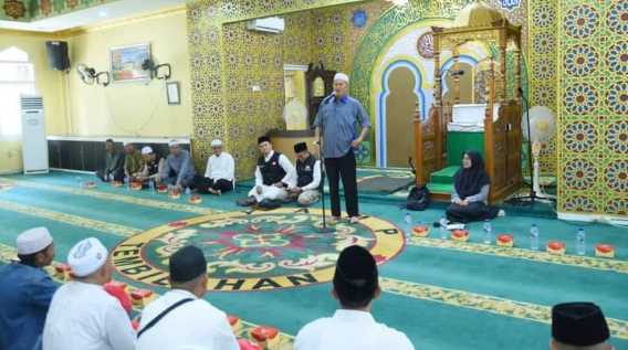 Wabup H.Syamsuddin Uti Lepas Jamaah Umrah, Berpesan Manfaatkan Waktu dengan Sebaik-baiknya Selama di Tanah Suci. 