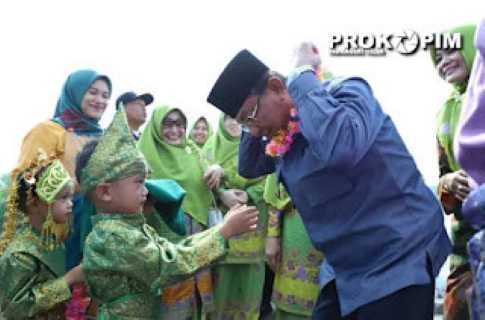 Bupati Inhil Apresiasi Pengukuhan Bapak dan Bunda Asuh Anak Stunting Kecamatan Teluk Belengkong