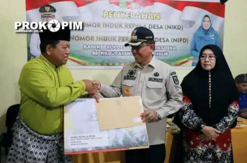 Bupati Inhil Serahkan NIKD dan NIPD Kepala dan Perangkat Desa di Kecamatan Mandah