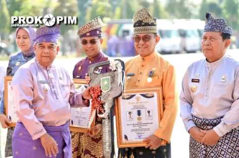 Hadiri Peringatan Hari Jadi ke-66 Provinsi Riau, Bupati Inhil Terima Penghargaan 
