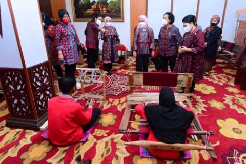 Iriana Jokowi Buka Program PKW Tekun Tenun di Jambi