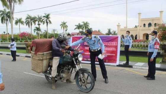 HDKD ke-75 di Siak Diisi dengan Kegiatan Bagi-bagi Masker