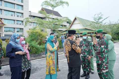 Bupati Wardan Antar Kepulangan Danrem 031/Wirabima Setelah 3 Hari di Inhil