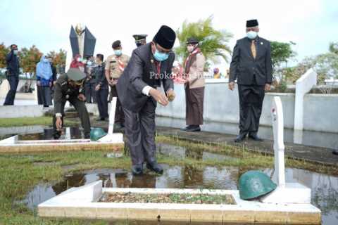 Peringatan Hari Pahlawan 10 November, Bupati Inhil HM.Wardan Tabur Bunga di TMP Yudha Bahkti Tembilahan