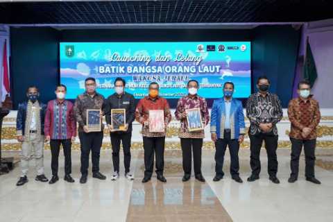 Bupati Inhil HM.Wardan Pemenang Lelang Batik Kuda Laut Pada Acara Lounching Batik Bangsa Orang Laut