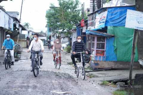 Bupati HM.Wardan Bersepeda Santai Ke Kec.TBH Hulu, Pantau Penimbunan Ruas Jalan