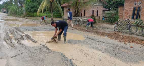 Kades Tuk Jimun Bersama masyarakat BuatParit Darurat 