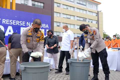 Kapolda Riau Release Penangkapan Narkoba Jenis Cair Dan Musnahkan 20 KG Sabu