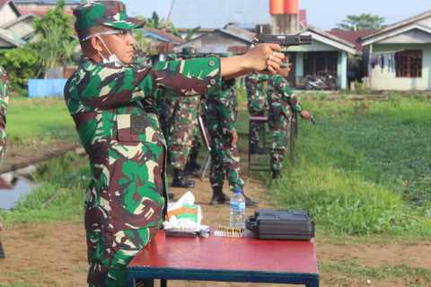 Dandim 0314/Inhil Latihan Menembak Pistol