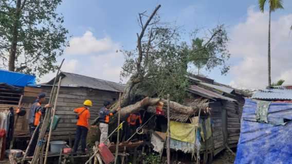  Hujan Deras di Sertai Angin Kencang Melanda Kota Tembilahan, Bupati HM.Wardan Perintahkan BPBD Tanggap Bantu Warga