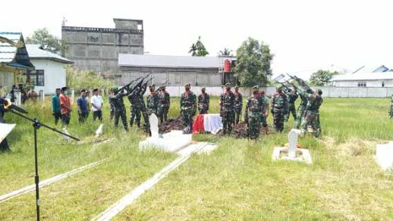 Upacara Pemakaman Almarhum Sersan Amat Purnomo Di Gelar Secara Militer Di Taman Makam Pahlawan Yudha Bhakti