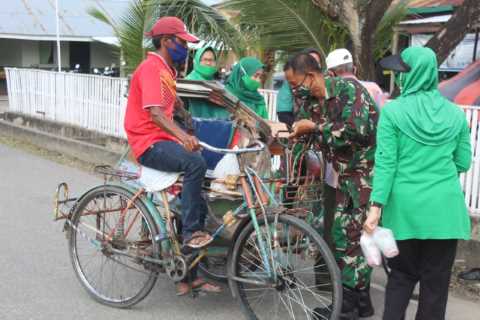 Pengguna Jalan Diberhentikan Ibu-ibu Persit, Ternyata !