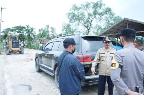 Bupati HM.Wardan Tinjau Penimbunan Jalan Sungai Gergaji