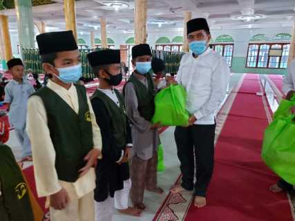 Ketua DPRD Inhil Berikan Santunan untuk Anak Yatim di Kecamatan Keritang