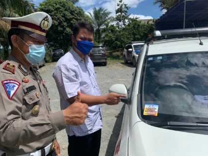 Sekat Arus Mudik Riau-Jambi, Petugas Pasang Stiker Kendaraan Yang Lengkap Dokumen