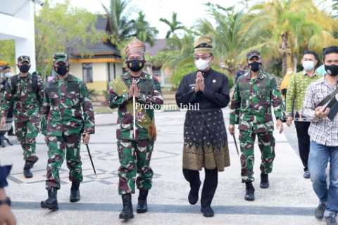 Bupati HM.Wardan bersama Wabup H.Syamsuddin Uti Sambut Kunker Pangdam I/Bukit Barisan Dengan Adat Melayu