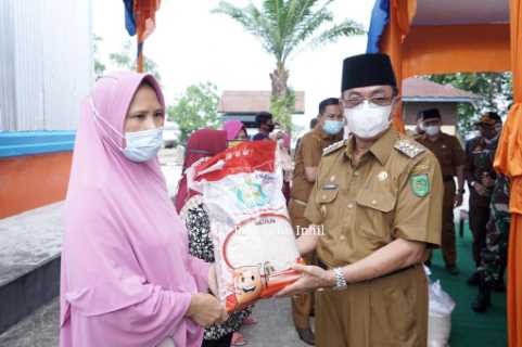 Bersama Bulog, Bupati Inhil HM.Wardan Salurkan Bantuan Beras PPKM bagi Keluarga Penerima PKH & BST