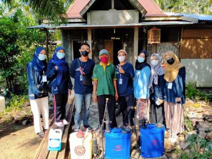 Mahasiswa Kukerta UNRI Melakukan Penyemprotan Disinfektan di Kelurahan Pekan Arba
