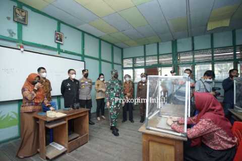 Bupati Inhil H.M.Wardan Tinjau Beberapa Sekolah ditahap awal uji coba Pembelajaran Tatap Muka