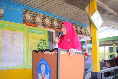 Ketua PMI Hj.Zulaikhah Wardan \