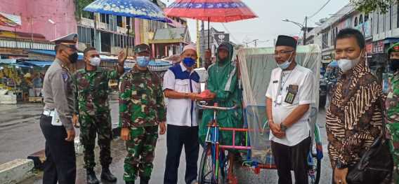 Di Tengah Hujan Rintik-rintik Yang Mengguyur Kota Tembilahan, Wabup H.Syamsuddin Uti Ikut Menyerahkan Sarapan Pagi