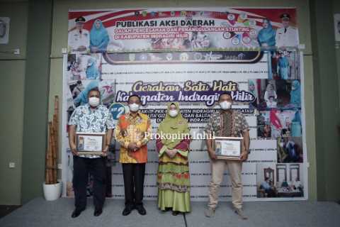 Dampingi Bupati Inhil HM.Wardan Ketua GSH Serahkan Sertifikat Kepada Donatur Kegiatan Gerakan Satu Hati Jilid II