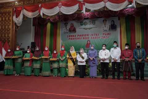 Bupati Inhil H.M.Wardan Bersama Bunda PAUD Hj.Zulaikhah Wardan Porseni IGKT Se-Provinsi Riau TH 2021