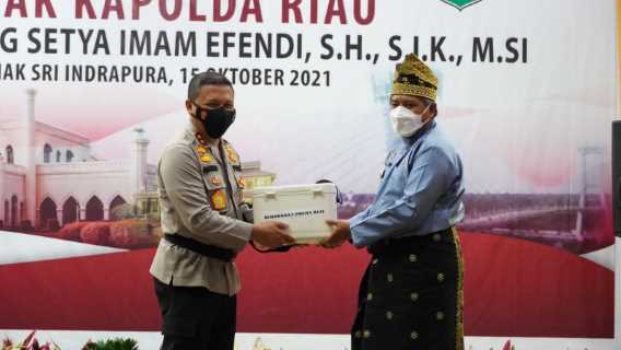 Kunjungan Kerja Ke Inhil, Kapolda Serahkan 1500 Dosis Vaksin, Bansos Dan Bantuan Untuk Rumah Ibadah