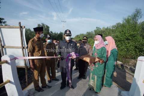Bupati HM Wardan Diberi Kehormatan Resmikan Jembatan Dusun Sungai Prepat Pulau Burung 