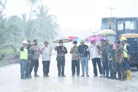 Di Tengah Hujan Lebat Tidak Menyurutkan Niat Bupati HM.Wardan Tinjau Penimbunan Ruas Jalan Kuala Saka - Sungai Guntung