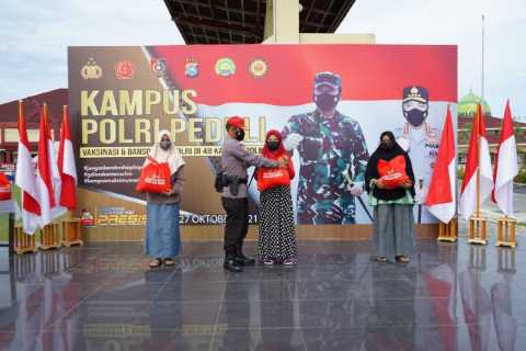 ‘Kampus Polri Peduli’ SPN Polda Riau Gelar Vaksinasi dan Berikan Sembako Kepada Masyarakat di Kampar
