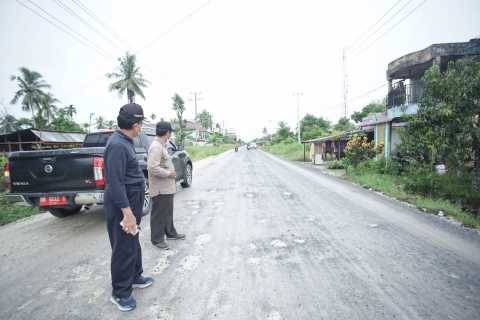 Tinjau Ruas Jalan , Bupati Inhil HM.Wardan Inginkan Pekerjaan Tidak Asal-asalan