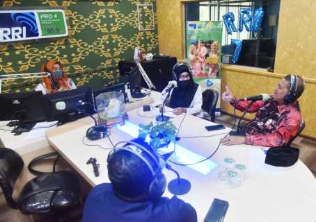 Menggunakan Baju Batik Sasirangan, Ketum KBB Riau H.Syamsuddin Uti Ngobrol Santai Seputar Suku Banjar di Riau di Radio RRI Pro 4