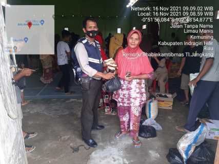 600 Warga Terdampak Banjir Desa Limau Manis Terima Bantuan Sembako, Bhabinkamtibmas: Aman & Kondusif