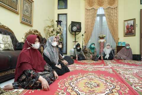 Ta\'ziah ke Rumah Almarhumah Hj.Roslaini Binti Jadin, Ketua TP PKK Hj.Zulaikhah Wardan \