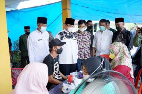 Kunker Ke Kecamatan Gaung Anak Serka, Bupati HM.Wardan Selain Meresmikan Peresmian RTQ Ja\'fariyah, Juga Melakukan Peninjauan Vaksin Guna Menolak Virus Yang Datang dari Luar