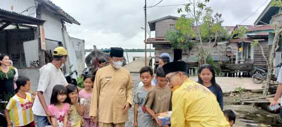 Jum\'at Berkah AMPG Inhil Bagikan Santap Siang ke Warga Parit 14 Tembilahan