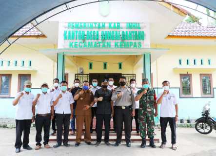 Tidak Kenal Lelah, Perjalanan Pulang Ke Tembilahan dari Pekanbaru Wabup H.Syamsuddin Uti, Menyempatkan diri Melihat Secara Lansung Kepala Desa dan Staf Sungai Gantang dalam Melayani Masyarakat