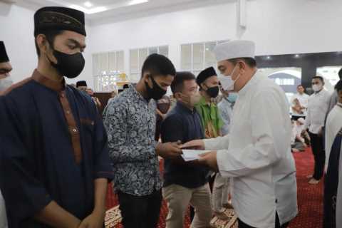 Gelar Yasinan dan Doa Bersama, Kapolda Riau Berikan Santunan Anak Yatim Piatu Dan Office Boy
