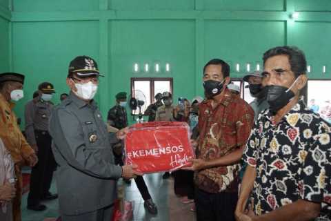 Serahkan Bantuan, Bupati Wardan Janji bantu Pembangunan Rumah Korban