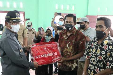 Bupati HM Wardan Sambangi Rumah Duka Korban Kebakaran, Serahkan Bantuan