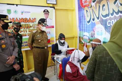 Bupati HM.Wardan Monitoring Pelaksanaan Vaksinasi Untuk Anak-anak SD Serentak di 20 Kecamatan di Inhil