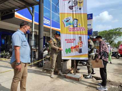 Satpol PP Inhil Copot Iklan Melanggar Aturan