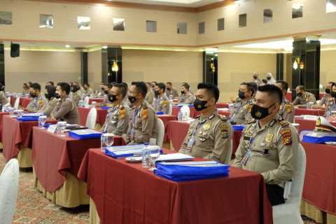Buka Kegiatan Evaluasi Kinerja Jajaran Lalulintas, Kapolda Riau Tekankan Pelayanan Terbaik Masyarakat