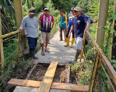 Kades dan Masyarakat Kemuning Muda Perbaiki Jembatan, Ini Harapannya
