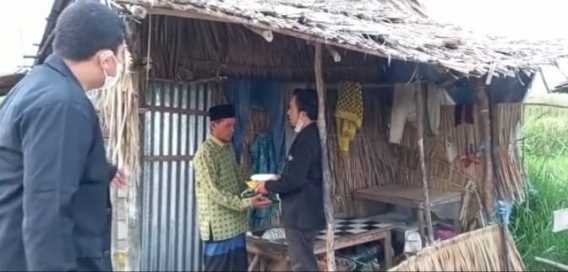 Dari Rumah ke Rumah JMSI Inhil Bagikan Sembako ke Warga