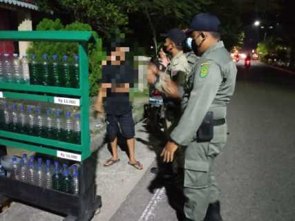 Mangkal Dibahu Jalan, Pedagang Ini Ditegur Petugas Satpol PP Inhil