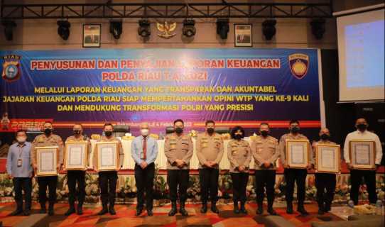Laporan Keuangan, Kapolda Riau Berikan Reward Satker Berprestasi